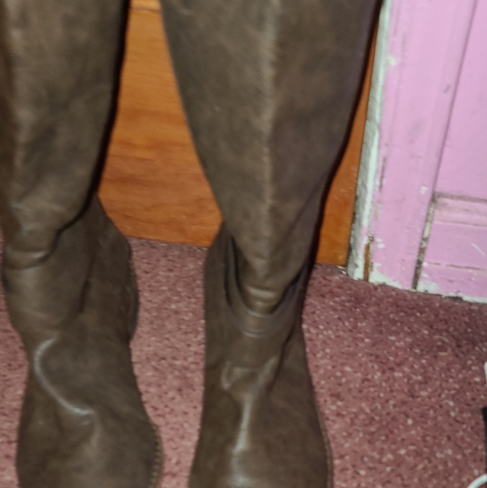 Boots - Picture 3 of 5